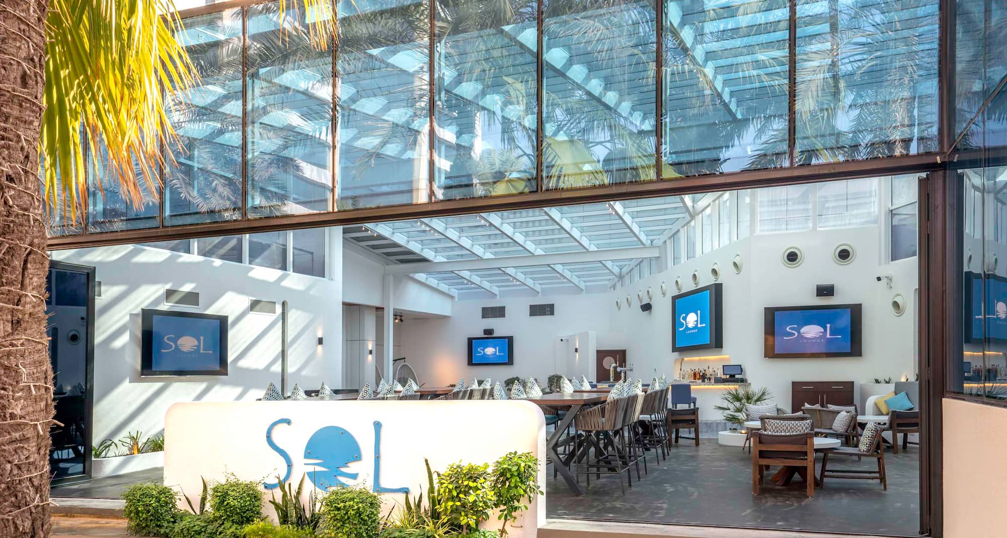 The Diplomat Radisson Blu Hotel, Residence and Spa, Manama - SOL Lounge Restaurant Exterior