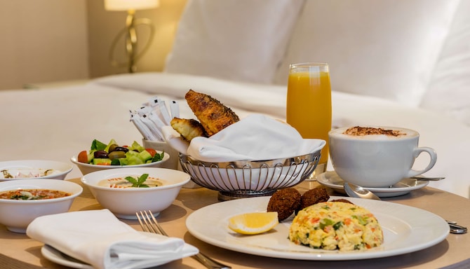 The Diplomat Radisson Blu Hotel, Residence & Spa, Manama - وسيلة ترحيب وحُسن استقبال داخل غرفة ضيوف