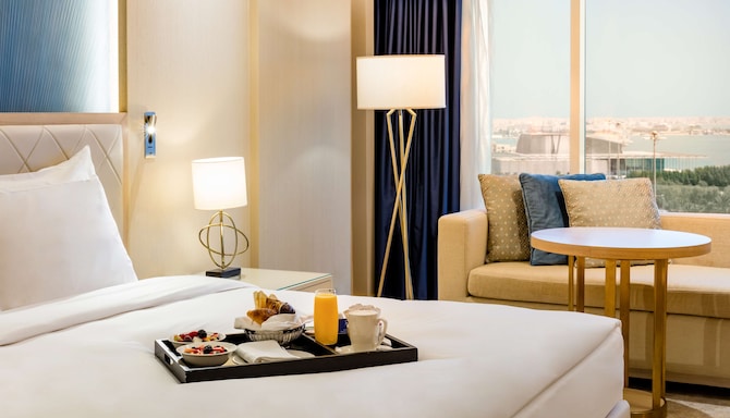The Diplomat Radisson Blu Hotel, Residence & Spa, Manama - وسيلة ترحيب وحُسن استقبال داخل غرفة ضيوف