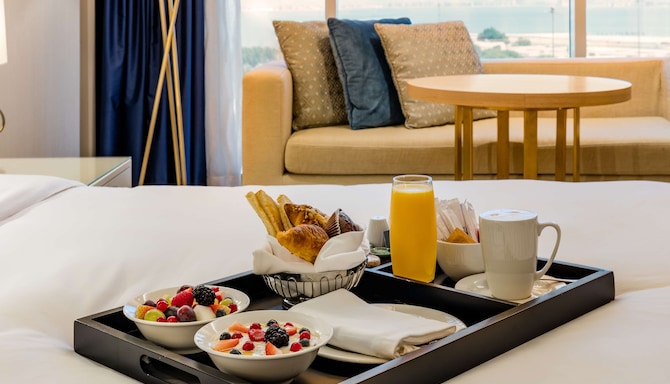 The Diplomat Radisson Blu Hotel, Residence & Spa, Manama - وسيلة ترحيب وحُسن استقبال داخل غرفة ضيوف