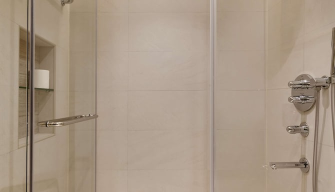 The Diplomat Radisson Blu Hotel, Residence & Spa, Manama - Bathroom