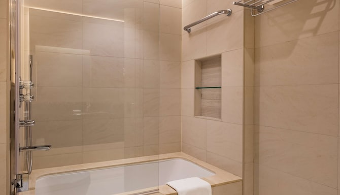 The Diplomat Radisson Blu Hotel, Residence & Spa, Manama - Bathroom