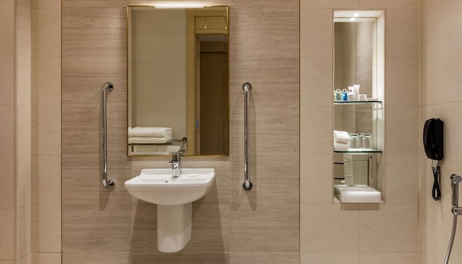 The Diplomat Radisson Blu Hotel, Residence & Spa, Manama - Accessible  Bathroom