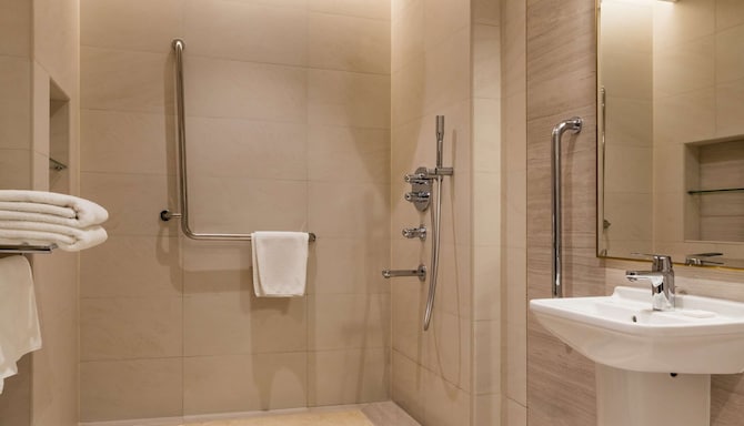 The Diplomat Radisson Blu Hotel, Residence & Spa, Manama - Bathroom - Accessible Room