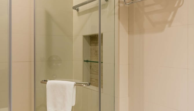 The Diplomat Radisson Blu Hotel, Residence & Spa, Manama - Bathroom