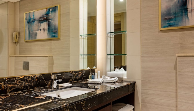 The Diplomat Radisson Blu Hotel, Residence & Spa, Manama - Bathroom