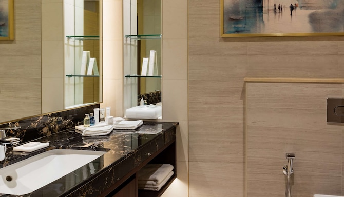 The Diplomat Radisson Blu Hotel, Residence & Spa, Manama - Bathroom