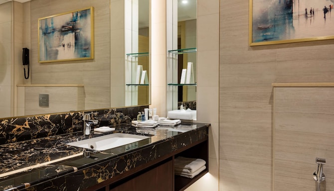 The Diplomat Radisson Blu Hotel, Residence & Spa, Manama - Bathroom