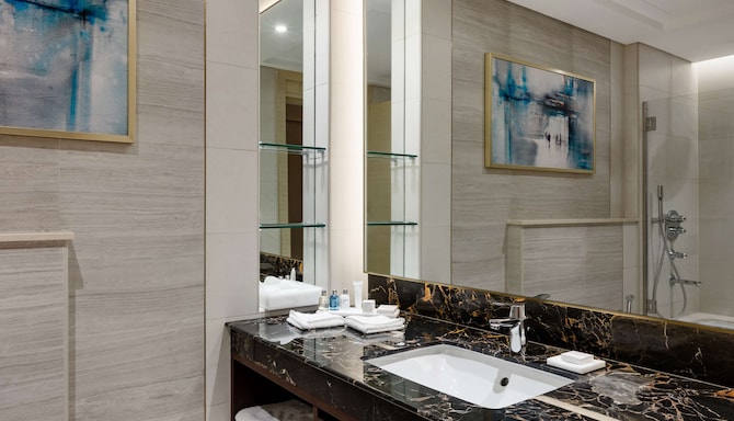 The Diplomat Radisson Blu Hotel, Residence & Spa, Manama - حمام غرفة الضيوف