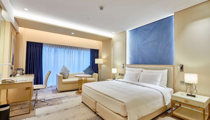 The Diplomat Radisson Blu Hotel, Residence & Spa, Manama - Superior Room - One King Bed