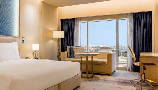 The Diplomat Radisson Blu Hotel, Residence & Spa, Manama - King Bed - Seaview