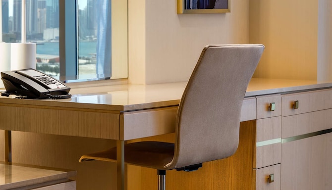 The Diplomat Radisson Blu Hotel, Residence & Spa, Manama - Work Station