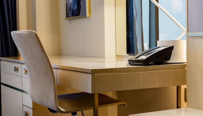 The Diplomat Radisson Blu Hotel, Residence & Spa, Manama - Work Station