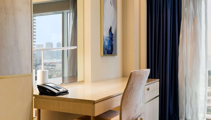 The Diplomat Radisson Blu Hotel, Residence & Spa, Manama - Work Station