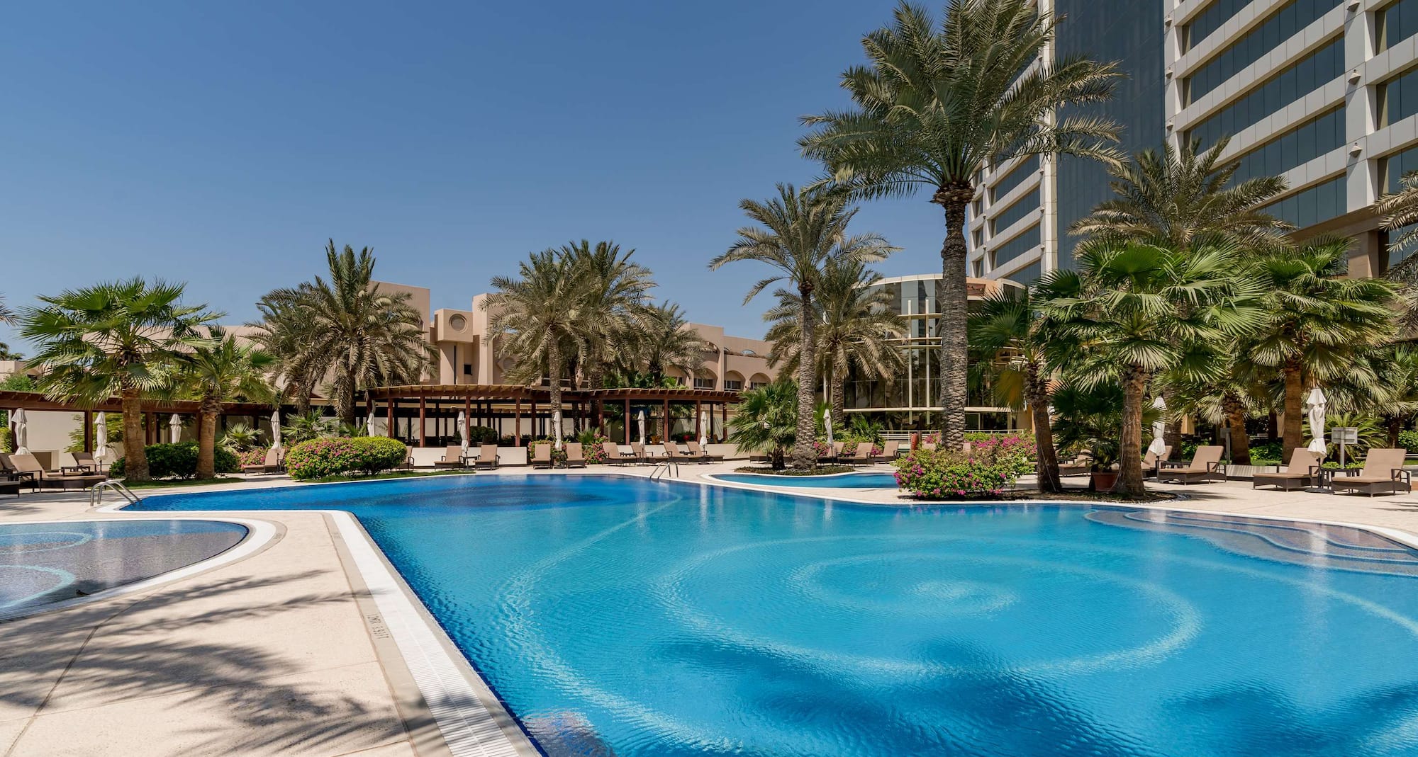 The Diplomat Radisson Blu Hotel, Residence and Spa, Manama - Swimming Pool