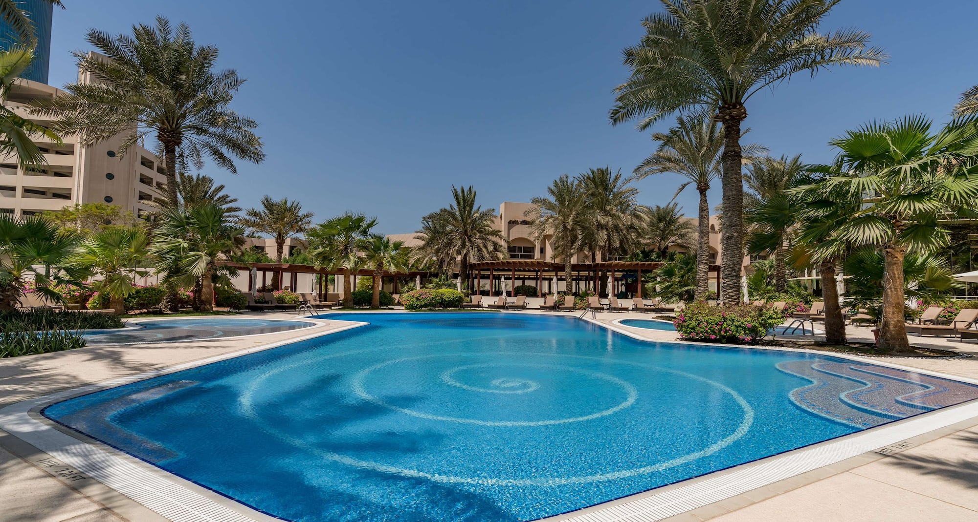 The Diplomat Radisson Blu Hotel, Residence & Spa, Manama - Swimming Pool