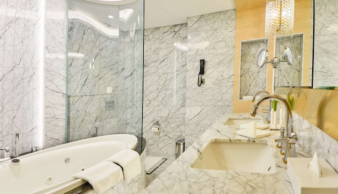 The Diplomat Radisson Blu Hotel, Residence & Spa, Manama - جناح