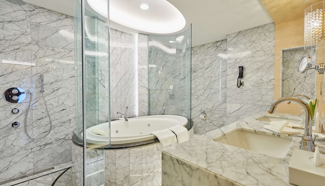 The Diplomat Radisson Blu Hotel, Residence & Spa, Manama - حمام الجناح