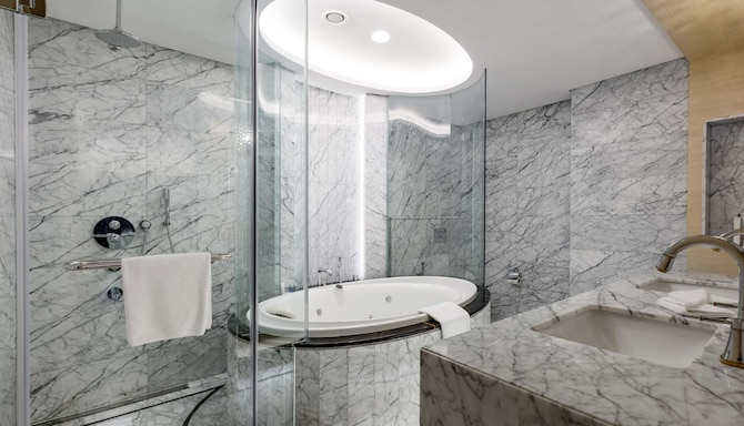 The Diplomat Radisson Blu Hotel, Residence & Spa, Manama - Bathroom