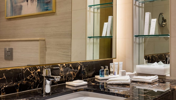 The Diplomat Radisson Blu Hotel, Residence & Spa, Manama - حمام الجناح