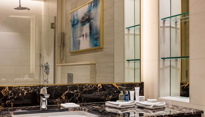 The Diplomat Radisson Blu Hotel, Residence & Spa, Manama - حمام الجناح