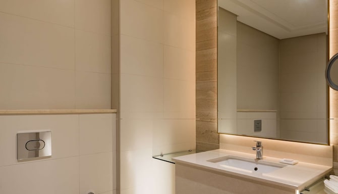 The Diplomat Radisson Blu Hotel, Residence & Spa, Manama - Bathroom