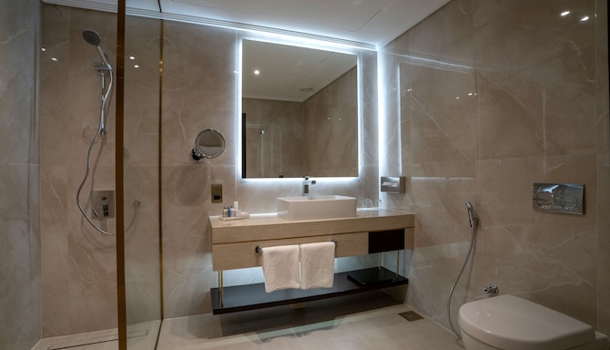 The Diplomat Radisson Blu Hotel, Residence & Spa, Manama - حمام الجناح