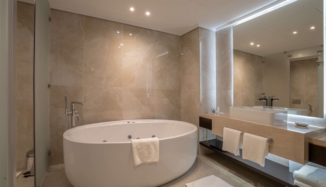 The Diplomat Radisson Blu Hotel, Residence & Spa, Manama - جناح