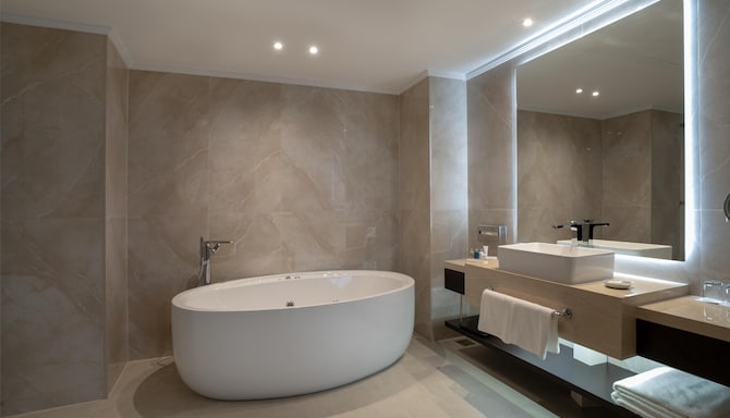 The Diplomat Radisson Blu Hotel, Residence & Spa, Manama - حمام الجناح