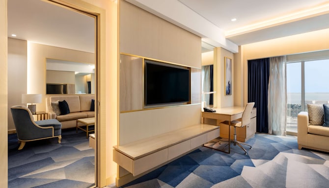 The Diplomat Radisson Blu Hotel, Residence & Spa, Manama - Living Room - City View