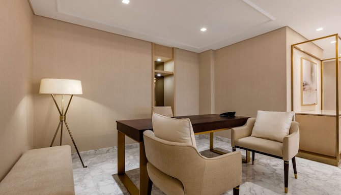 The Diplomat Radisson Blu Hotel, Residence & Spa, Manama - Work Station