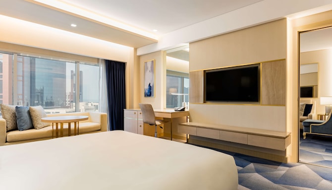 The Diplomat Radisson Blu Hotel, Residence & Spa, Manama - Bedroom King Bed - City View