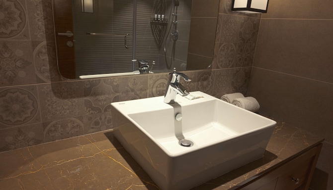 The Elite Narasapura, a member of Radisson Individuals - Guest room bathroom
