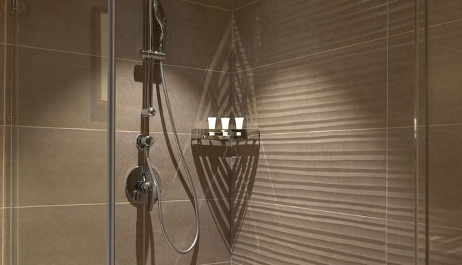 The Elite Narasapura, a member of Radisson Individuals - Guest room bathroom
