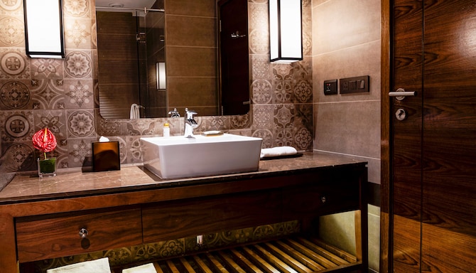 The Elite Narasapura, a member of Radisson Individuals - Bathroom vanity counter