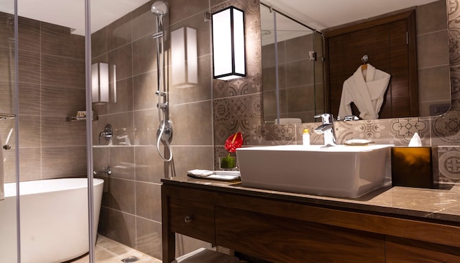 The Elite Narasapura, a member of Radisson Individuals - Executive Suite bathroom