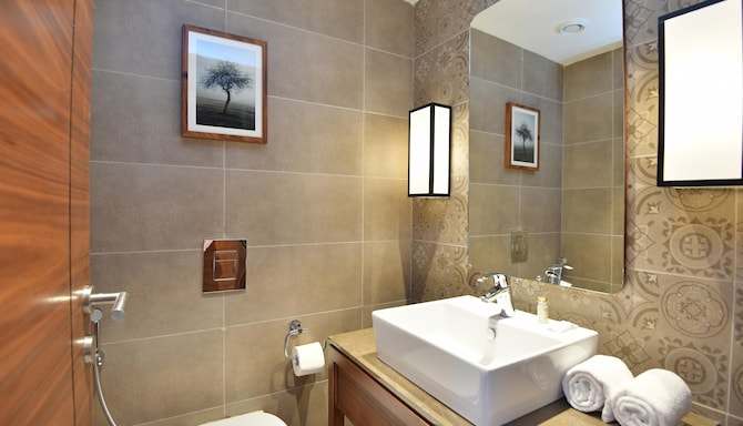 The Elite Narasapura, a member of Radisson Individuals - Junior Suite Bathroom