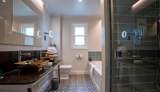 The Gonville Hotel, a member of Radisson Individuals - Gresham Premium Terrace Bathroom