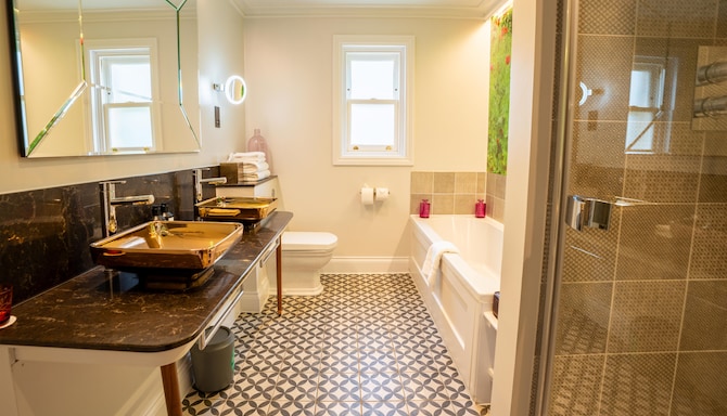 The Gonville Hotel, a member of Radisson Individuals - Gresham House Premium Bathroom