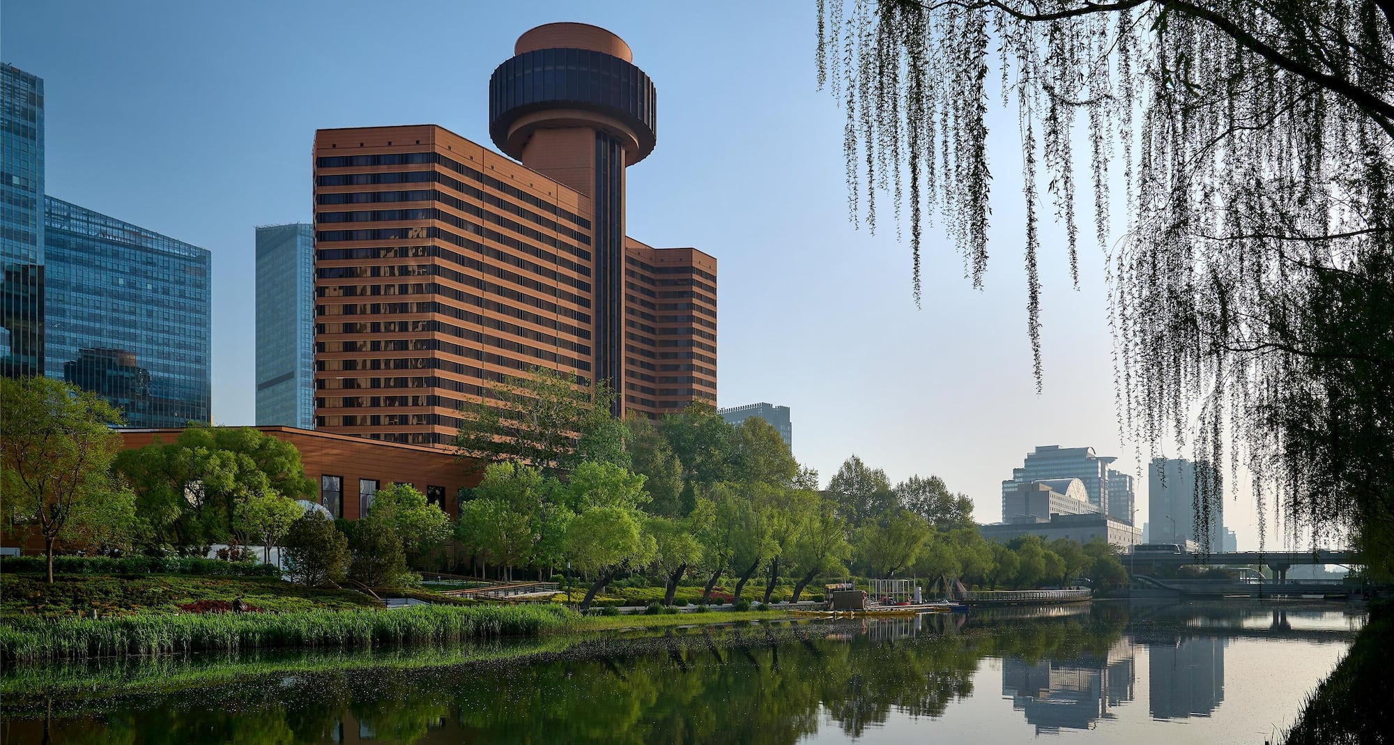 {slide.slideData.multimedia.alternateText}