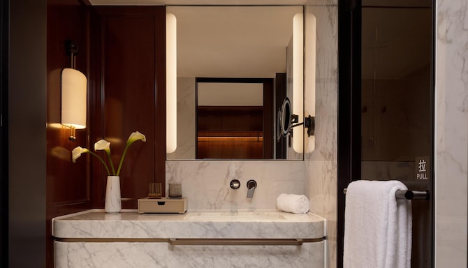 The Kunlun Hua Ting Hotel & Towers, Shanghai - Guest room bath