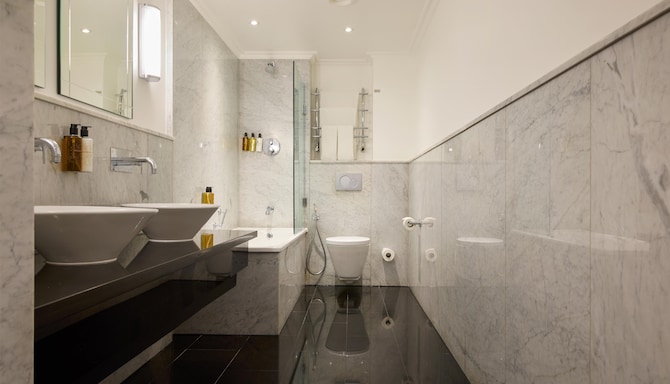 The May Fair, A Radisson Collection Hotel, Mayfair London - غرفة الضيوف