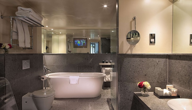 The May Fair, A Radisson Collection Hotel, Mayfair London - Studio Suite - Bathroom