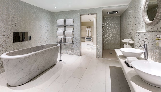 The May Fair, A Radisson Collection Hotel, Mayfair London - Two Bedroom Suite - Bathroom