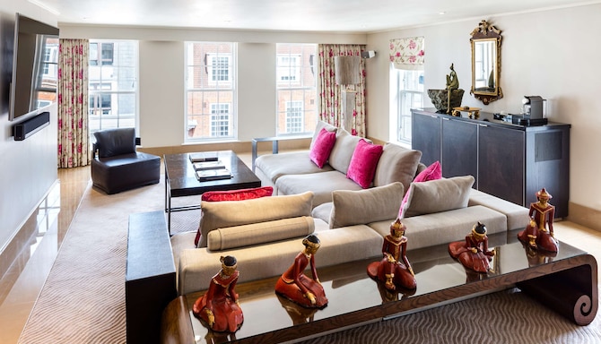 The May Fair, A Radisson Collection Hotel, Mayfair London - One Bedroom Signature Suite- Schiaparelli Suite - Lounge