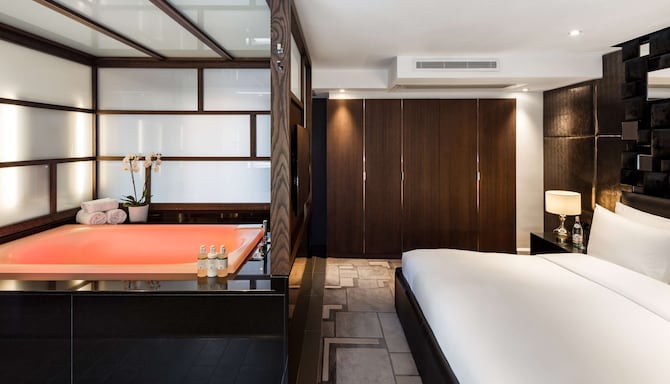 The May Fair, A Radisson Collection Hotel, Mayfair London - One Bedroom Terrace Suite - Bathroom