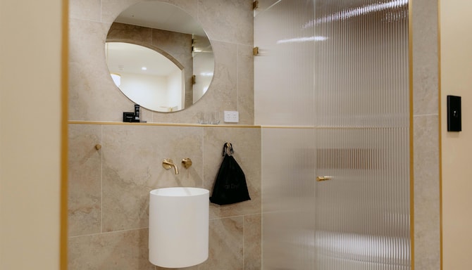 The Merchant Hotel, a member of Radisson Individuals - Superior King Bathroom