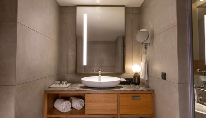 The Oasis Mussoorie, a member of Radisson Individuals - Suite bathroom