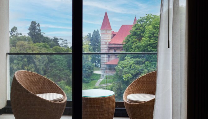 The Oasis Mussoorie, a member of Radisson Individuals - Suite balcony