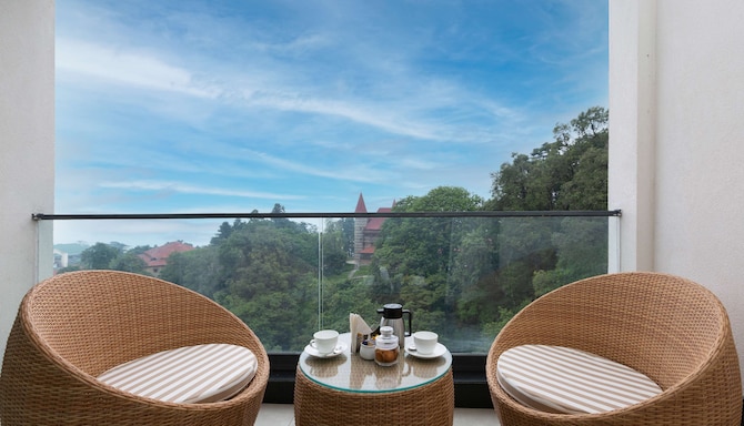 The Oasis Mussoorie, a member of Radisson Individuals - Suite private balcony
